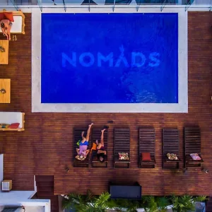 ホステル Nomads & Rooftop Pool